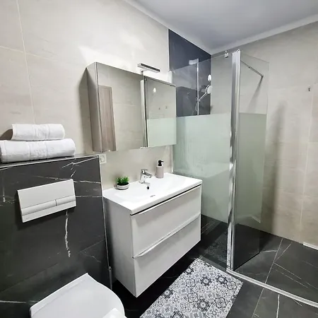 Esther - Elevator, Balcony, Free Private Parking, Self Check-in *