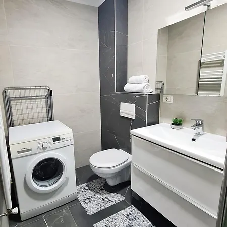 아파트 Esther - Elevator, Balcony, Free Private Parking, Self Check-in 티미쇼아라