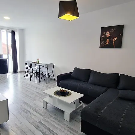 Apartament Esther - Elevator, Balcony, Free Private Parking, Self Check-in *