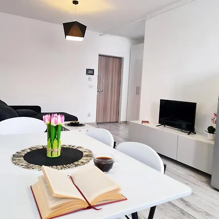 Apartament Esther - Elevator, Balcony, Free Private Parking, Self Check-in