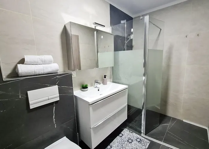 Esther - Elevator, Balcony, Free Private Parking, Self Check-in *